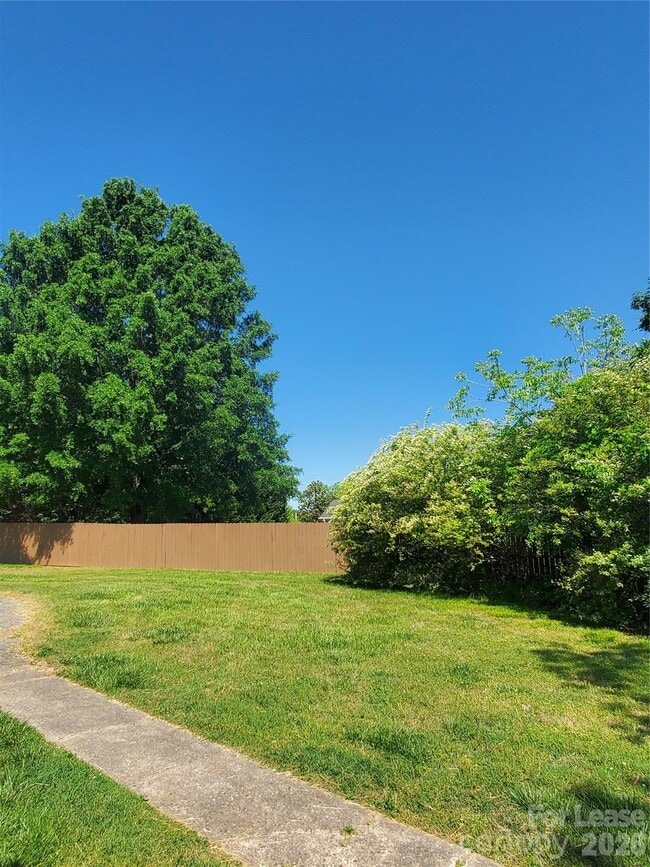 Photo - 1435 Davie Ave