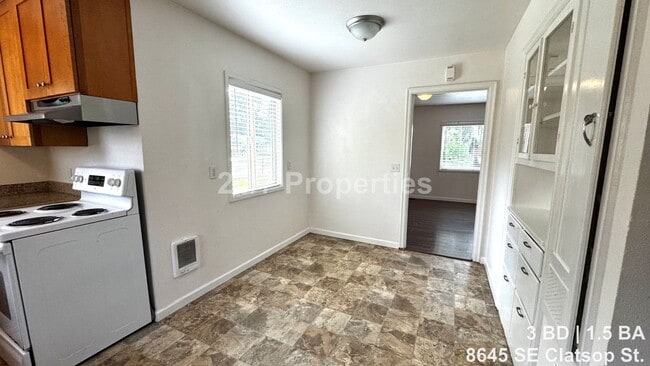 Photo - Bright 3BD I 1.5BA Home w/ Large Yard - SE Portland