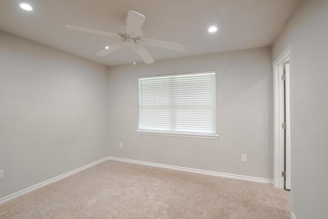 Photo - 607 E 15th St