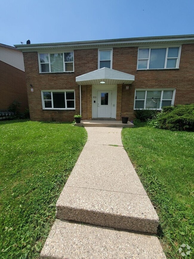 Building Photo - 2501-2505 S 44th St. - 8 Unit Rental