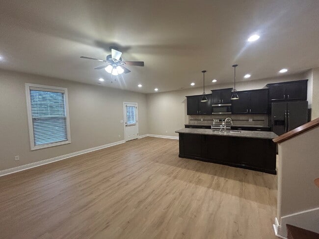 Building Photo - 3-Bedroom 2.5 Bathroom with Walk In Closets and 2-Car Garage For Rent