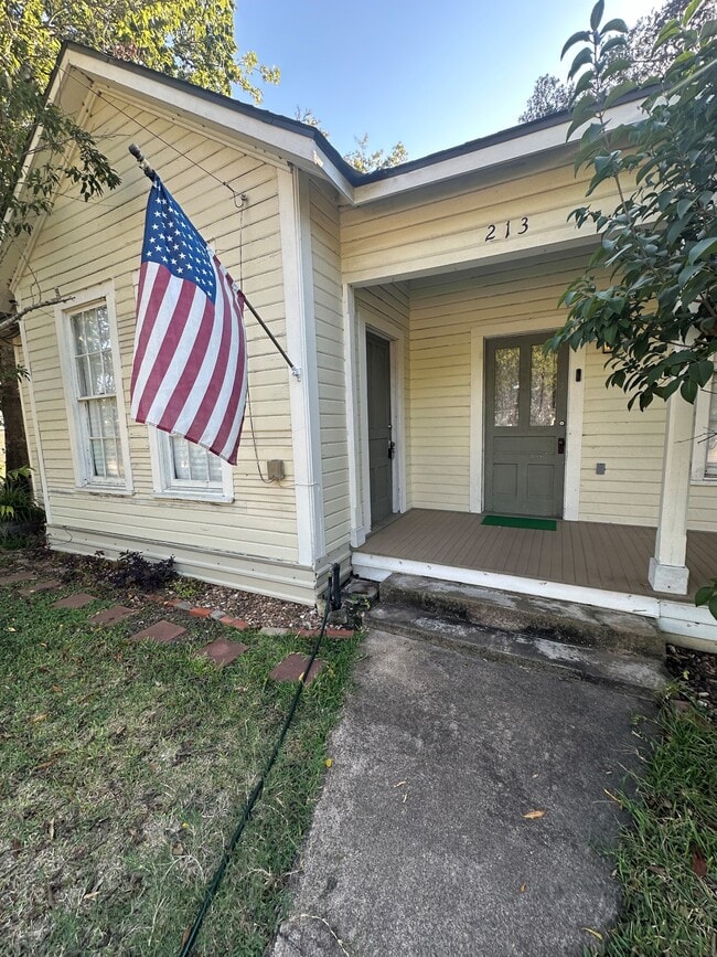 Photo - 213 N Brazos St