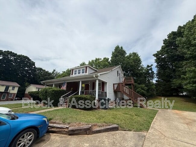 Building Photo - 120 W Presnell St Unit Apt C