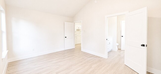 Photo - 142 College St