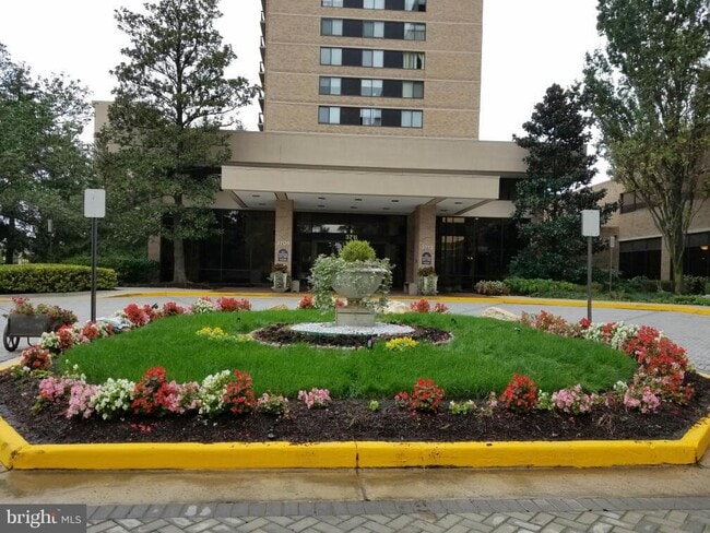 Building Photo - 3709 S George Mason Dr Unit 710 Rental