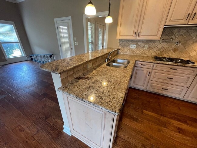 Photo - Beautiful 5 Bedroom 3 Bath In Taylor Lakes...