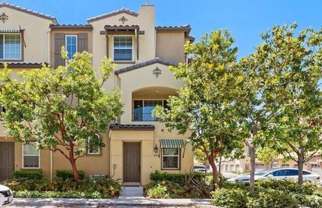 Building Photo - Bright 3bd/3.5ba Corner Unit in Establishe... Rental