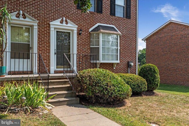 Photo - 214 Waterford Ln