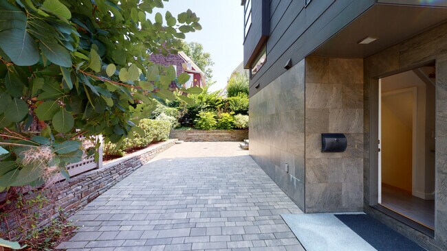 Photo - 138 Banks St