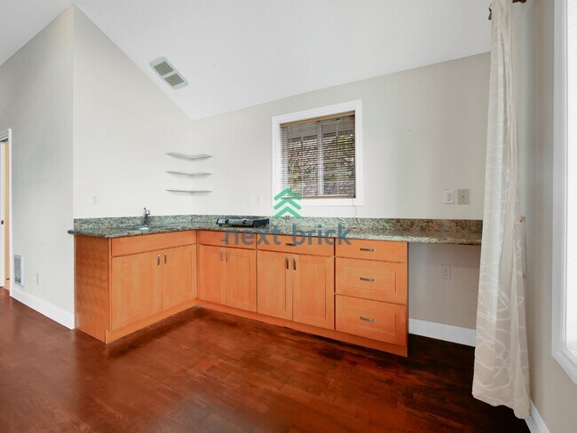 Photo - Studio for Rent with Garage Parking!