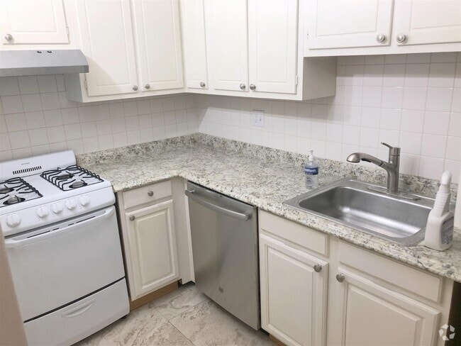 Building Photo - 44 Bigelow St Unit 2 Rental