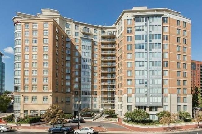 Building Photo - Centrally Located 1BD/1BA w Parking Chinat... Unit 1112 Rental