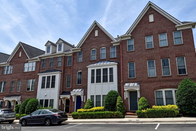 Building Photo - 2602 S Kenmore Ct