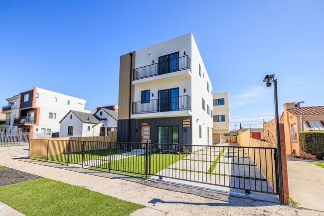 Building Photo - Luxury Never Before Lived in Townhomes! Unit #A