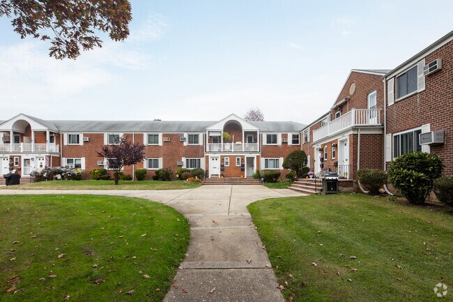 7133 260th St - Glen Oaks Village