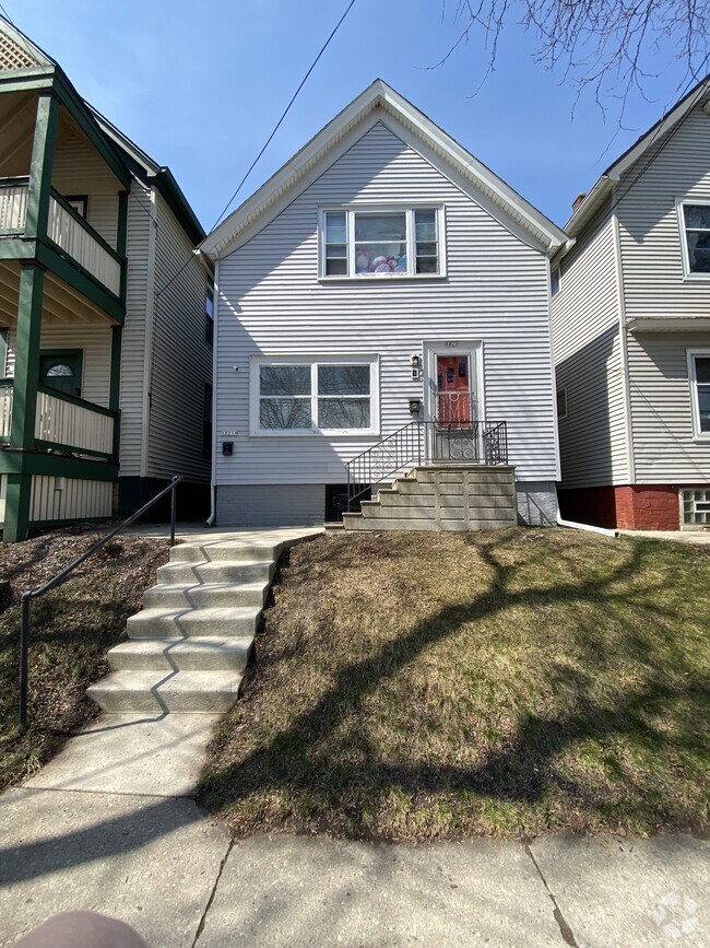 Building Photo - 1821 N Astor St Unit Upper Rental
