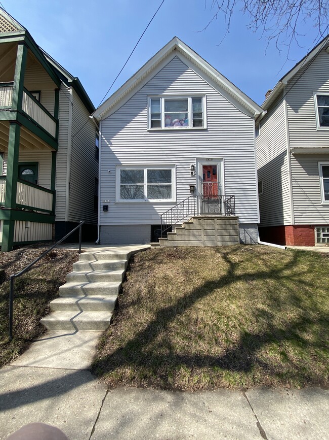 Photo - 1821 N Astor St Apartments Unit Upper