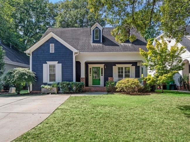 Building Photo - Super cute bungalow in Chantilly with rocking chair front porch!