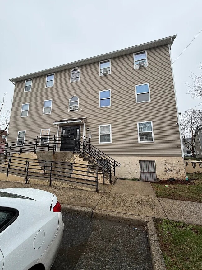 Building Photo - 352 S 6th St