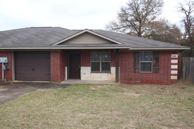 Building Photo - Coming Soon! 3 Bedroom Duplex for Rent in ... Unit 16995 Loring Ln Rental