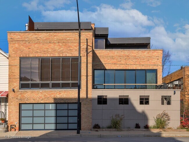 Building Photo - 1302 W Erie St