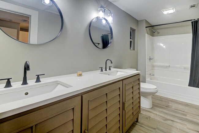 Photo - 140 N Commerce St