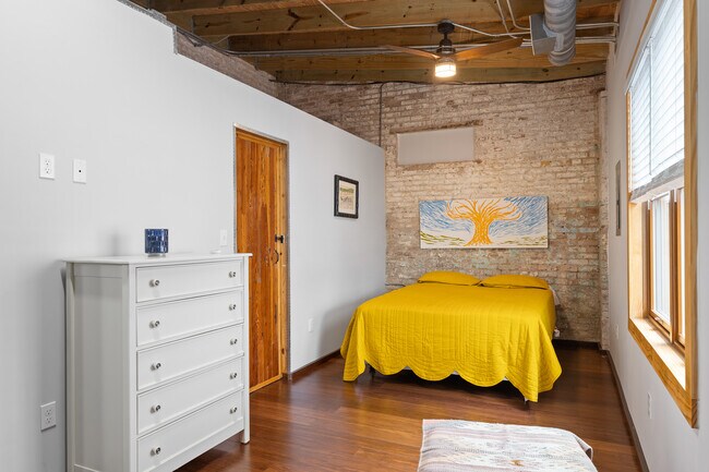 Master bedroom w/walk-in closet