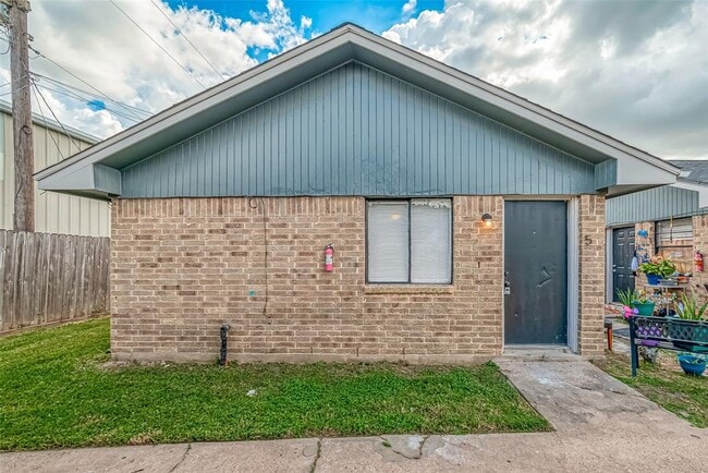 Building Photo - 8814 Manus St Unit 5 Rental