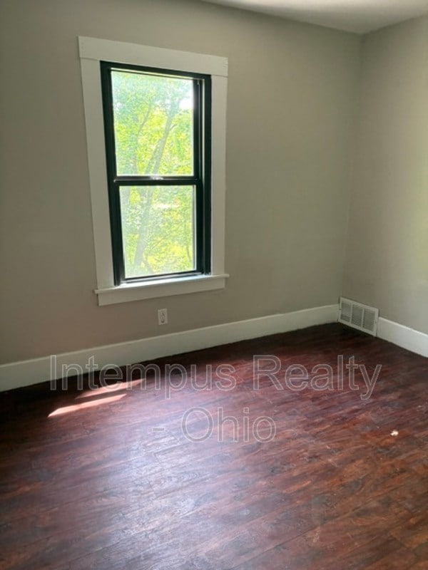 Photo - 539 Falls Ave