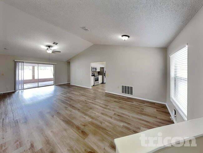 Photo - 714 49th St E