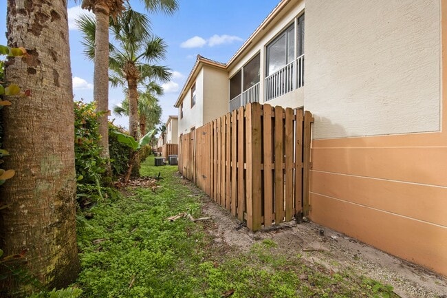 Building Photo - Wonderfully located 3 bedroom, 2 bathroom ... Rental