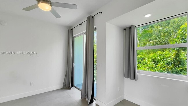 Building Photo - 1536 NW 15th Ave Unit 302