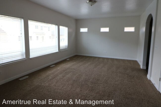 Photo - Large 5 Bed 3.5 Bath Home in Lehi Utah!