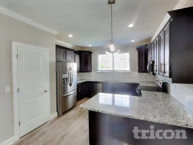 Photo - 607 Gallant Way