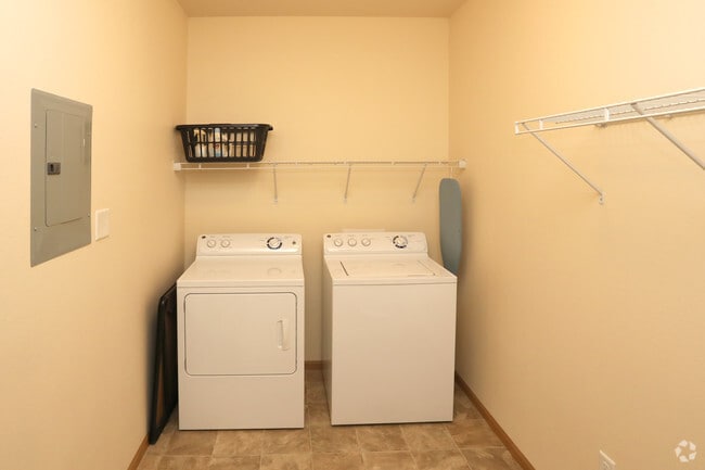 2BR, 2BA, Fully Furnished - 1,037 SF