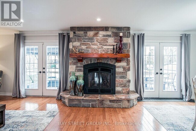 Photo - 722A Lake Dr S