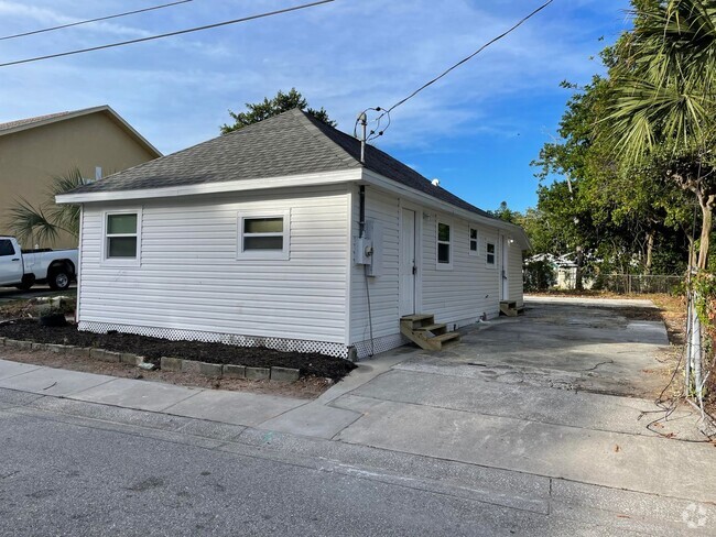 Building Photo - 1018 6th St W Unit A Rental