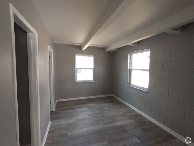 Building Photo - $695 -  2 bed 1 bath Duplex - Located in t... Unit 1337 W Dora St Rental