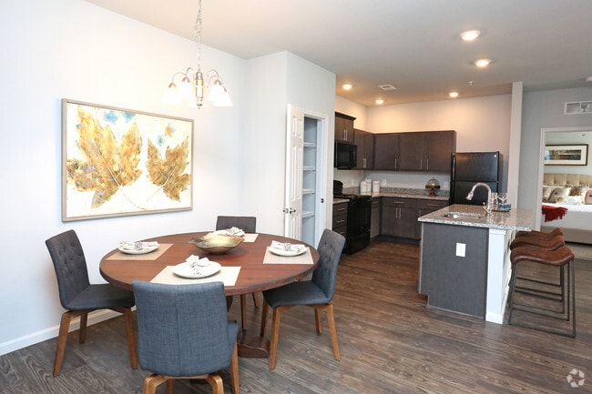 2HAB, 2BA - 1,216 ft² - Área de comedor - The Willard at Preston Crossing