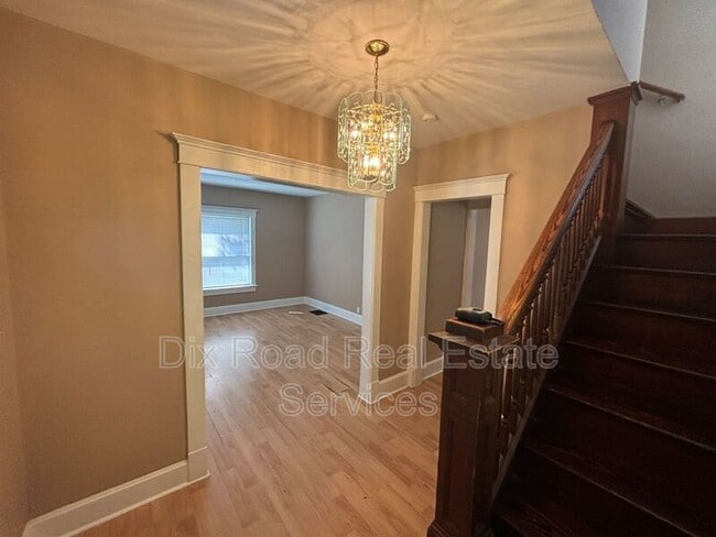 Photo - 210 Monroe St