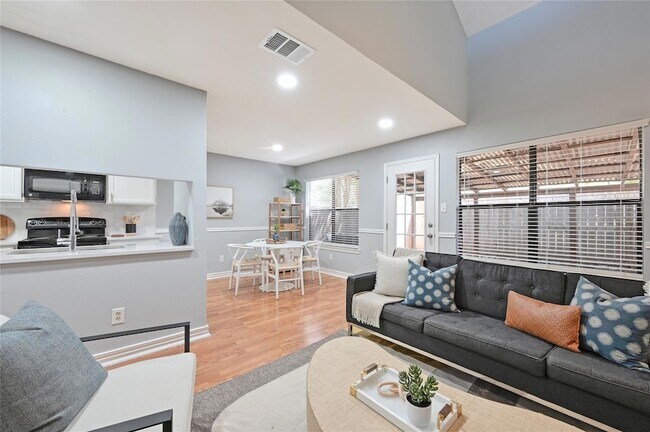 Photo - 512 Eberhart Ln Unit 303