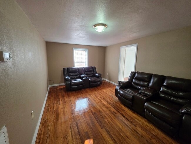 Photo - 1404 Cumberland Ave W