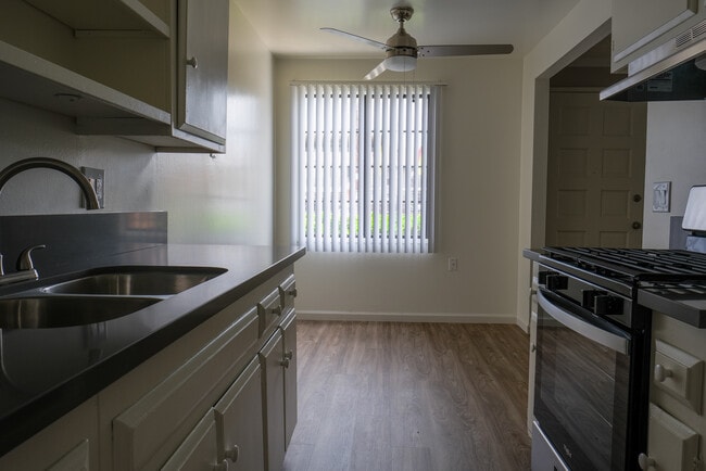 Photo - Tustin Villas Apartments