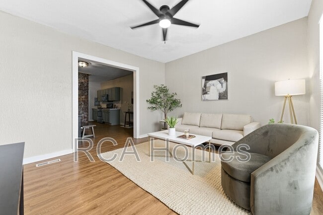 Photo - 1441 E 11th St