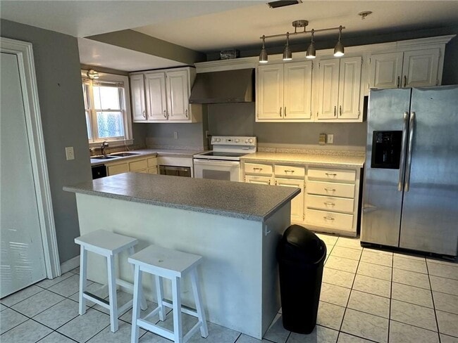 Photo - 1398 Woodmont Ln NW