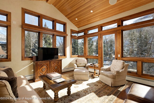 Photo - 315 S 1st St