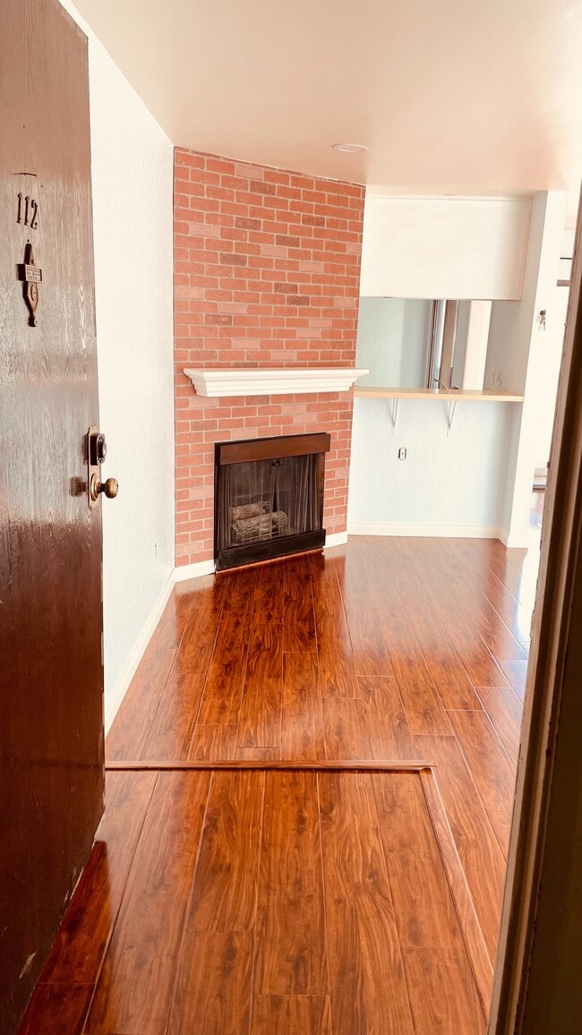So much Natural Light & Gorgeous Fireplace greet you! - 515 N Jackson St Unidad 112