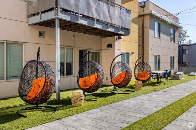 Outdoor Courtyard - Saga Boulder