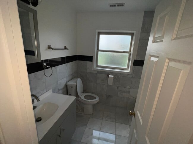 Master bedroom - 2833 Auxplaines Ave Unit e 3