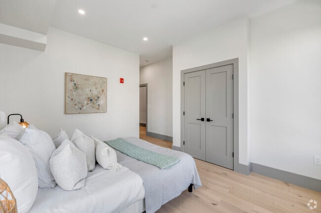 Building Photo - 566 E 3rd St Unit 1 Rental